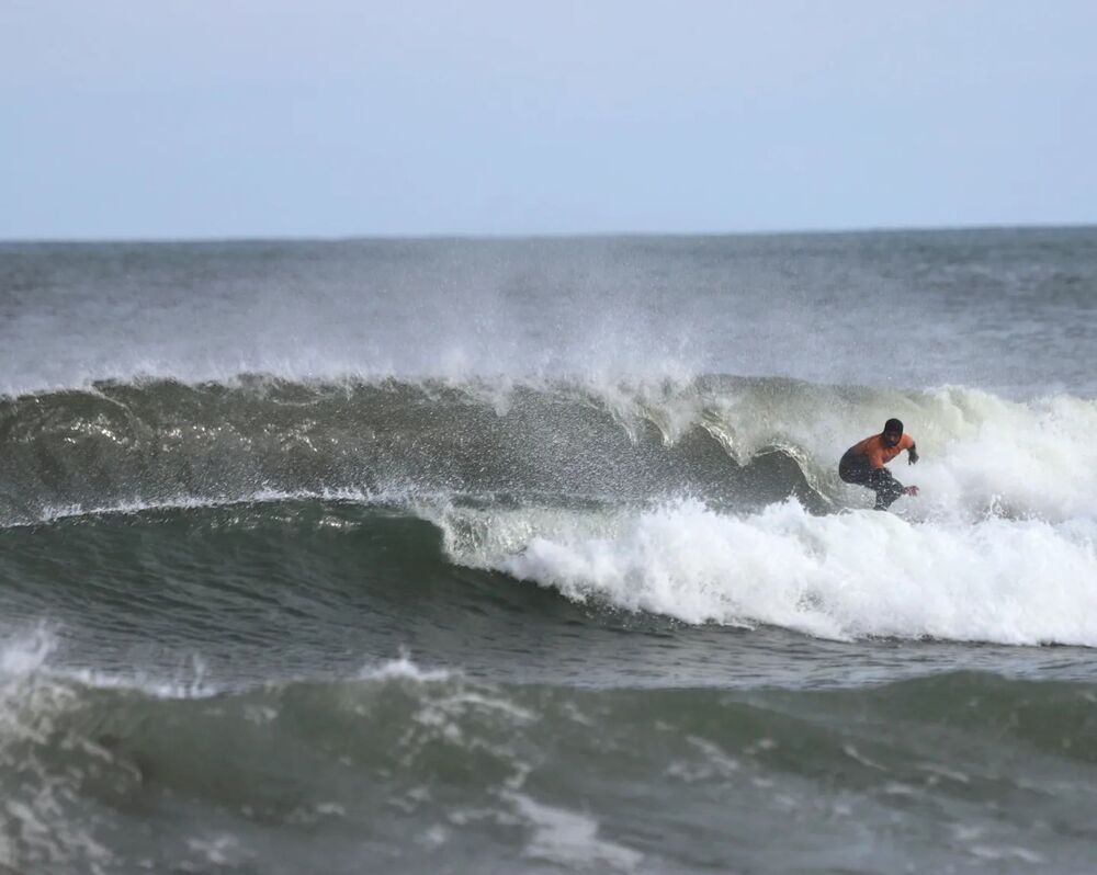 5 técnicas básicas del surf para principiantes y avanzados