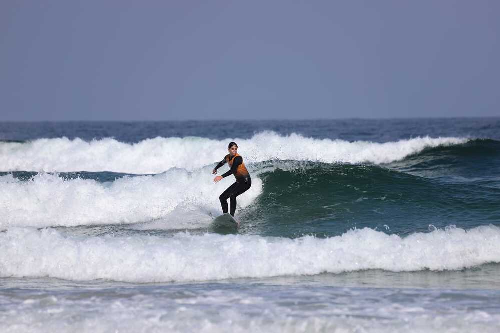 ¿Dónde puedo tomar clases de surf en Lugo Sensación Surf