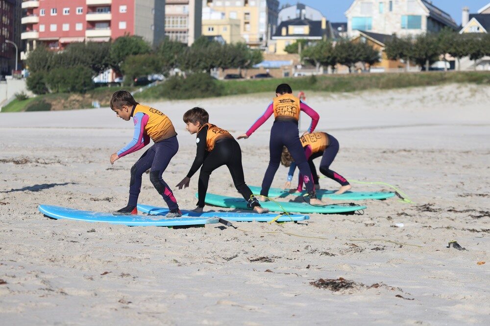 Alquiler de neoprenos y tablas de surf para niños