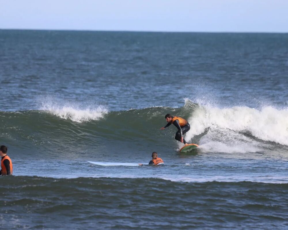 Disfruta de clases de surf para adultos en Lugo